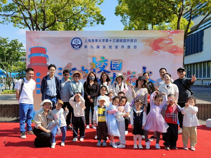 参观合影
